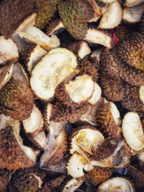 Sineklerle çevrili Durian deri atıkları. Durian derisi nişasta, pektin, temel yağlar, tatlar, saponinler, selüloz, lignin ve etanol bileşikleri içerir.