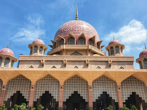 stock image Putra Jaya, Malaysia in May 21, 2023. Putra Mosque or in Malay is Masjid Putre is a mosque that was built in 1997 using rose red granite and consists of three functional areas; prayer room, mosque yard