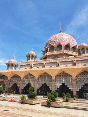 Putra Jaya, Malezya 21 Mayıs 2023. Putra Camii veya Malay Mescid Putre, 1997 yılında gül kırmızısı granit kullanılarak inşa edilen ve üç işlevsel alandan oluşan bir camidir.