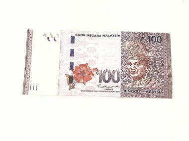 100 ringgit Malezya banknotundan birinin izole edilmiş beyaz fotoğrafı. Malezya finansmanı veya kişisel finans için uygun illüstrasyon.