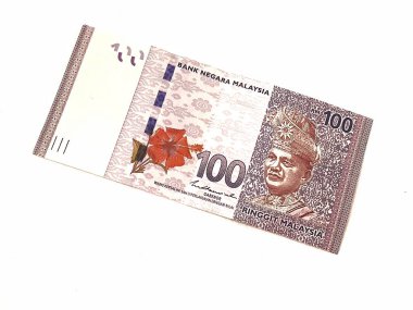 100 ringgit Malezya banknotundan birinin izole edilmiş beyaz fotoğrafı. Malezya finansmanı veya kişisel finans için uygun illüstrasyon.