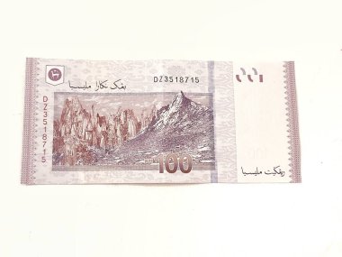 100 ringgit Malezya banknotundan birinin izole edilmiş beyaz fotoğrafı. Malezya finansmanı veya kişisel finans için uygun illüstrasyon.