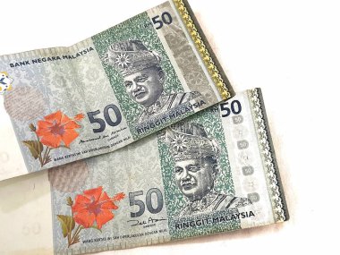 Malezya 'ya ait iki adet 50' lik halka şeklinde beyaz fotoğraf. Malezya finansmanı veya kişisel finans için uygun bir resim.