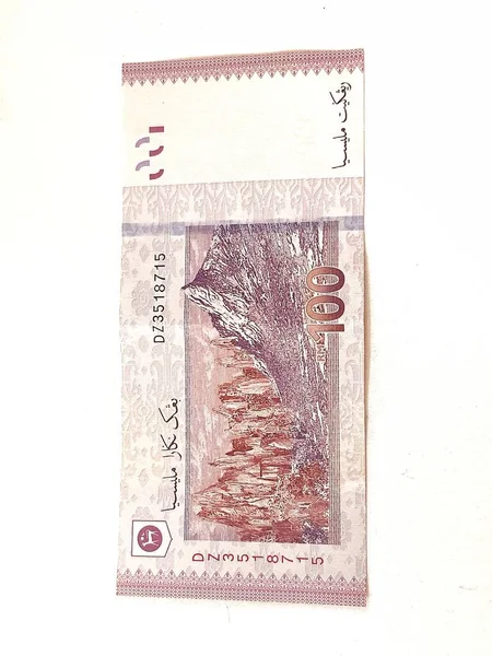 Ізольована Біла Фотографія Однієї Купюри 100 Пінгітів Малайзійських Банкнот Відповідна — стокове фото