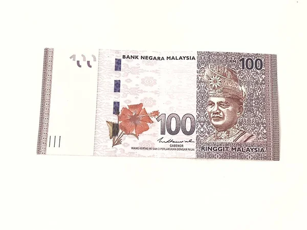 100リンギットのマレーシアの銀行券の1枚の白い写真を隔離しました マレーシアの金融や個人金融に適したイラスト — ストック写真