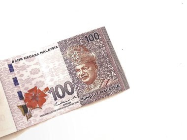 100 ringgit Malezya banknotundan birinin izole edilmiş beyaz fotoğrafı. Malezya finansmanı veya kişisel finans için uygun illüstrasyon.