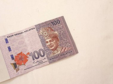 100 ringgit Malezya banknotundan birinin izole edilmiş beyaz fotoğrafı. Malezya finansmanı veya kişisel finans için uygun illüstrasyon.