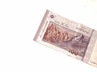 100 ringgit Malezya banknotundan birinin izole edilmiş beyaz fotoğrafı. Malezya finansmanı veya kişisel finans için uygun illüstrasyon.