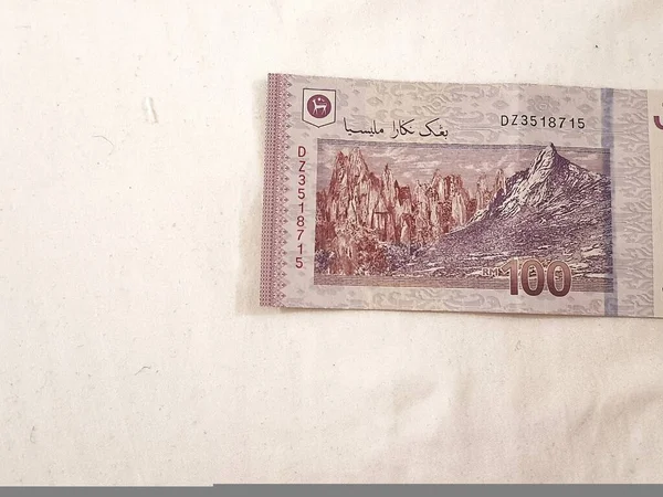 Elszigetelt Fehér Fotó Egy Darab 100 Ringgit Malajziai Bankjegyről Megfelelő — Stock Fotó