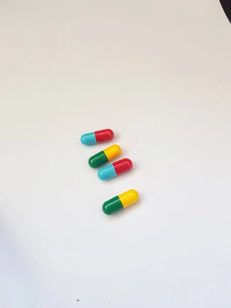 Geïsoleerde Witte Foto Van Verschillende Blauwe Rode Geneesmiddelcapsules Groene Gele — Stockfoto