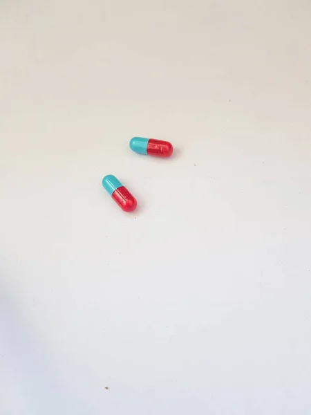Isoliertes Weißes Foto Von Zwei Blauen Und Roten Medikamentenkapseln Medikamentenkapseln — Stockfoto