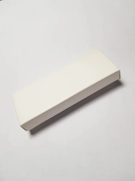 Foto Branca Isolada Uma Caixa Embalagem Branca Retangular Adequado Para — Fotografia de Stock