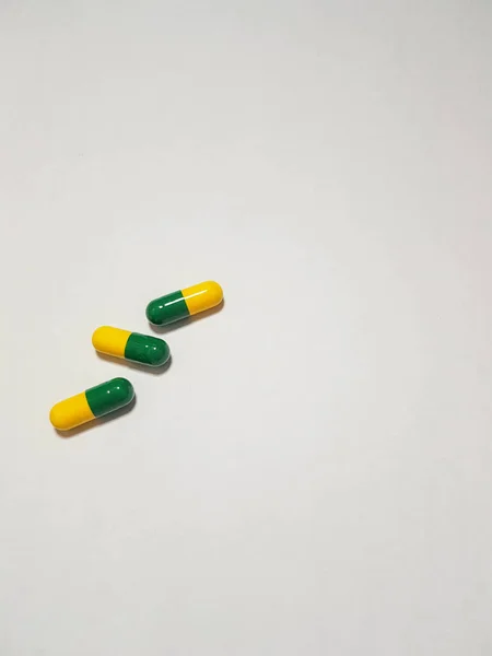 Elszigetelt Fehér Fénykép Három Gyógyszerkapszuláról Kapszula Zöld Sárga — Stock Fotó