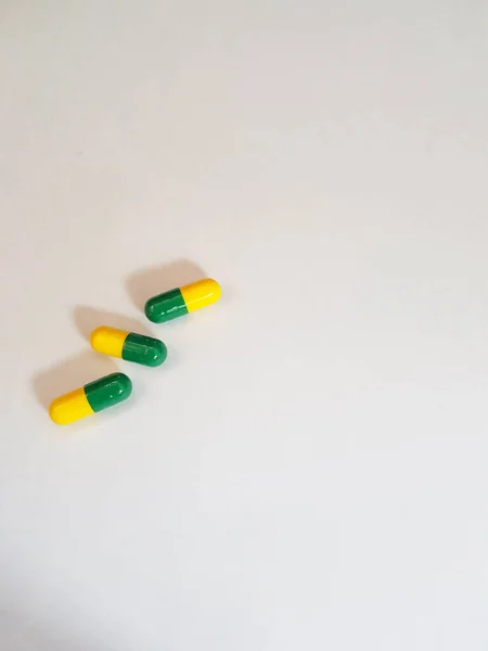 Μεμονωμένη Λευκή Φωτογραφία Τριών Καψακίων Φαρμάκων Κάψουλες Είναι Πράσινες Και — Φωτογραφία Αρχείου
