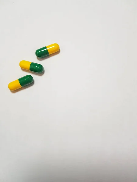 Izolovaná Bílá Fotografie Tří Tobolek Léku Tobolky Jsou Zelené Žluté — Stock fotografie