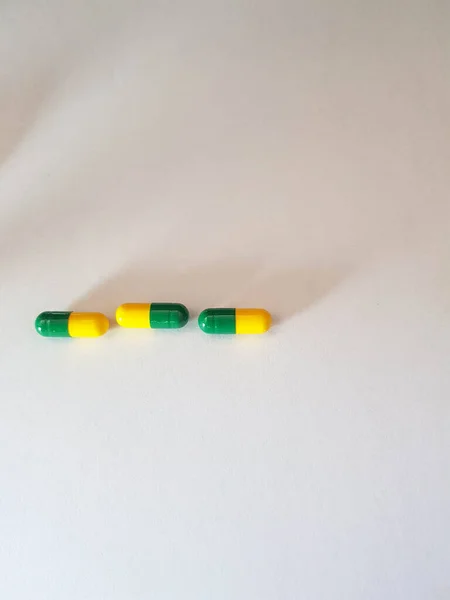 Elszigetelt Fehér Fénykép Három Gyógyszerkapszuláról Kapszula Zöld Sárga — Stock Fotó
