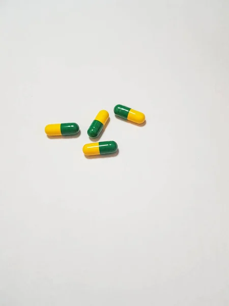 Elszigetelt Fehér Fénykép Négy Gyógyszerkapszuláról Kapszula Zöld Sárga — Stock Fotó