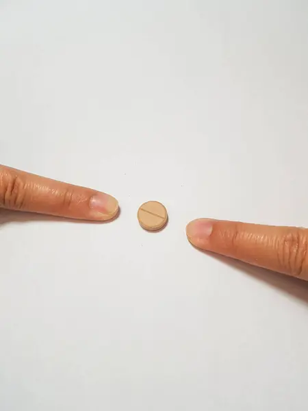 Foto Branca Isolada Dois Dedos Indicador Apontando Para Comprimido Medicamento — Fotografia de Stock