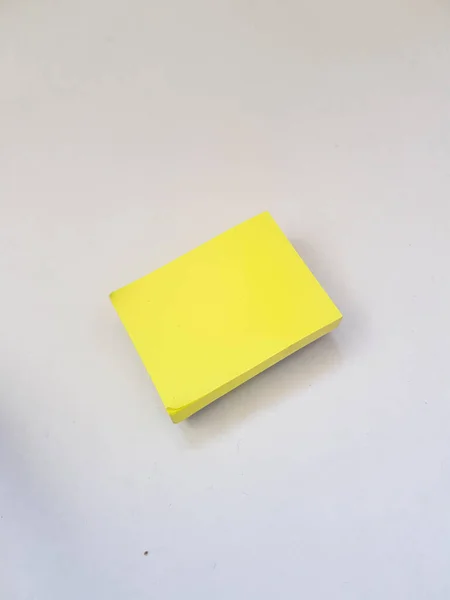 一张黄色粘贴纸条的孤立的白色照片 这些黏糊糊的字条看起来飘浮着 模板适合写你的简短信息或写你最喜欢的引文 — 图库照片