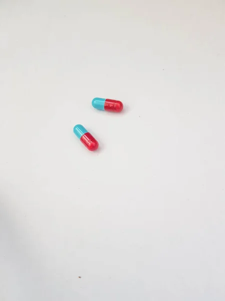 Geïsoleerde Witte Foto Van Twee Blauwe Rode Geneesmiddelcapsules Medicijncapsules Hebben — Stockfoto