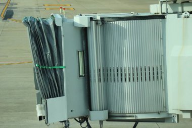 Garbarata, Biniş Köprüsü ya da Aviobridge tünelin sonundaki kontrol paneli aracılığıyla memurlar tarafından kontrol ediliyor. Uçak mükemmel bir şekilde park edildiğinde, garbarata tüneli genişletilecek ve uçak kapısına yapıştırılacak..