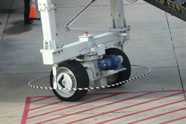 Bir uçağın tekerleklerinin yakın çekimi. Uçak Tekerleği (İniş / İniş / Kalkış), iniş / Kalkış için hizmet verir.