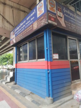8 Temmuz 2023 'te Bangkok, Tayland. Ratchatewi Trafik Kutusu, Ratchatewi 'de bir yol ayrımında bulunan bir polis karakolu. Bu direğin oldukça çarpıcı bir mavi ve kırmızı rengi var. Turistler yollarını kaybederlerse buraya sorabilirler..