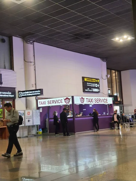 2022년 태국의 돈므앙 공항에서 카운터 서비스 각각의 위치로 이동하는 비행기 — 스톡 사진