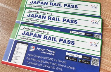 Cakarta, Endonezya 31 Temmuz 2023. Japonya 'ya vardığınızda JR kartınızı alabilmek için Japonya Demiryolu Geçidi ve bölgesel geçiş kartı için üç sayfa Exchange Order..