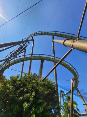 Osaka, Japonya 30 Eylül 2023. Jurassic Park Uçan Dinozor hız treni pisti. Bu inanılmaz derecede uzun, son model uçan bardak altlığı hayal edilemez tırmanışlar ve düşüşler içeriyor..