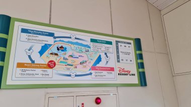 Chiba, Japonya 5 Ekim 2023. Tatil Geçidi İstasyonu, JR Maihama İstasyonu 'na en yakın istasyon olan tek raylı hattın ilk durağıdır. IC kartı kullanabilir ya da bilet makinesinden bilet alabilirsiniz..