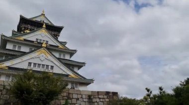 Güneşli bir yaz gününde, açık mavi gökyüzü ve beyaz bulutlarla Osaka Kalesi 'nin görüntüsü. Kale Japonya 'nın en ünlü simgelerinden biridir. Çok güzel bir kale..