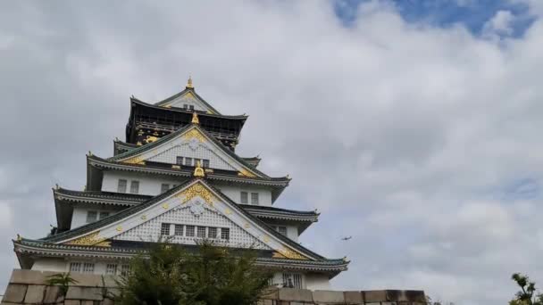 하늘과 구름이 펼쳐지는 여름날의 오사카성 일본에서 유명한 랜드마크 하나입니다 아름다운 — 비디오