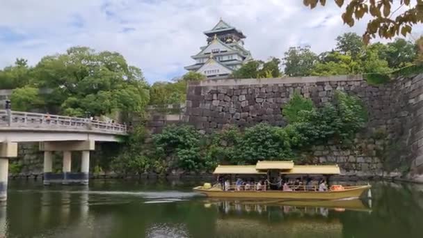 Felvételek Osaka Castle Egy Napsütéses Nyári Napon Tiszta Kék Fehér — Stock videók