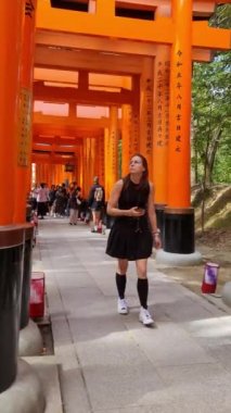 Kyoto, Japonya, Ekim 12023. Asya, Amerika ve Avrupa 'dan birçok turist, çok ünlü Torii Gates' te fotoğraf çekmek üzere Kyoto 'daki Fushimi Inari Taisha' yı ziyaret ediyor. Turistlerin en sevdiği yerlerden biri..