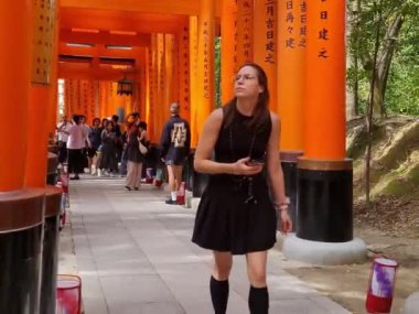 Kyoto, Japonya, Ekim 12023. Asya, Amerika ve Avrupa 'dan birçok turist, çok ünlü Torii Gates' te fotoğraf çekmek üzere Kyoto 'daki Fushimi Inari Taisha' yı ziyaret ediyor. Turistlerin en sevdiği yerlerden biri..