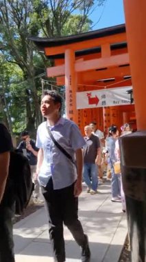 Kyoto, Japonya, Ekim 12023. Asya, Amerika ve Avrupa 'dan birçok turist, çok ünlü Torii Gates' te fotoğraf çekmek üzere Kyoto 'daki Fushimi Inari Taisha' yı ziyaret ediyor. Turistlerin en sevdiği yerlerden biri..