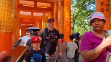 Kyoto, Japonya, Ekim 12023. Asya, Amerika ve Avrupa 'dan birçok turist, çok ünlü Torii Gates' te fotoğraf çekmek üzere Kyoto 'daki Fushimi Inari Taisha' yı ziyaret ediyor. Turistlerin en sevdiği yerlerden biri..