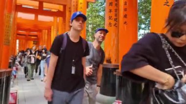 Kyoto, Japonya, Ekim 12023. Asya, Amerika ve Avrupa 'dan birçok turist, çok ünlü Torii Gates' te fotoğraf çekmek üzere Kyoto 'daki Fushimi Inari Taisha' yı ziyaret ediyor. Turistlerin en sevdiği yerlerden biri..