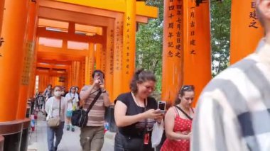 Kyoto, Japonya, Ekim 12023. Asya, Amerika ve Avrupa 'dan birçok turist, çok ünlü Torii Gates' te fotoğraf çekmek üzere Kyoto 'daki Fushimi Inari Taisha' yı ziyaret ediyor. Turistlerin en sevdiği yerlerden biri..