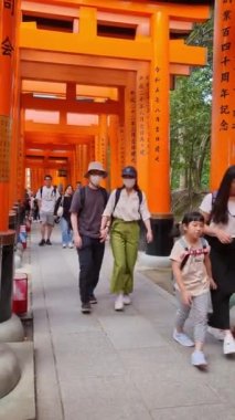 Kyoto, Japonya, Ekim 12023. Asya, Amerika ve Avrupa 'dan birçok turist, çok ünlü Torii Gates' te fotoğraf çekmek üzere Kyoto 'daki Fushimi Inari Taisha' yı ziyaret ediyor. Turistlerin en sevdiği yerlerden biri..