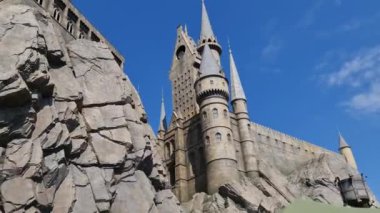 Osaka, Japonya 30 Eylül 2023. Osaka 'daki Hogwarts Kalesi' nin görüntüleri. Harry Potter filmlerinin hayranları için mutlaka bir ziyaret yeri olmalı. İçeride Harry Potter hakkında bir sürü eğlence ve hediyelik eşya dükkanı var..