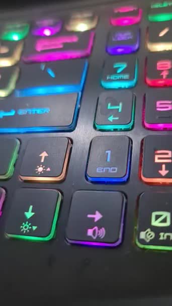 カラフルなLedライトを搭載したゲームキーボード キーボードのメインカラーは黒です それはタイプするか またはゲームをするとき手のために非常に適している形を持っています — ストック動画