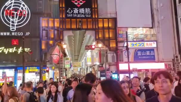 Osaka Japán 2023 Szeptember Turisták Megtöltik Shinsaibashi Bevásárlóutcát Vásárolni Mentén — Stock videók