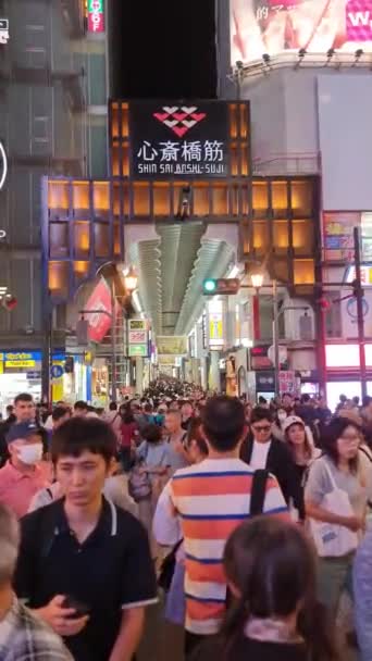 2022년 29일 오사카 관광객은 신사이바시 상점가에 쇼핑을 있습니다 도로를 브랜드 — 비디오