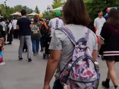 Osaka, Japonya 30 Eylül 2023. Ziyaretçiler USJ 'deki süper Nintendo alanına girip çıkıyorlar. Kalabalık. Çok fazla insan var. Çok ilginç. Mario ve Luigi. Kırmızı ve yeşil. Çocuk ve yetişkin için.