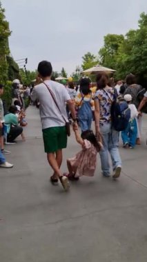 Osaka, Japonya 30 Eylül 2023. Ziyaretçiler USJ 'deki süper Nintendo alanına girip çıkıyorlar. Kalabalık. Çok fazla insan var. Çok ilginç. Mario ve Luigi. Kırmızı ve yeşil. Çocuk ve yetişkin için.