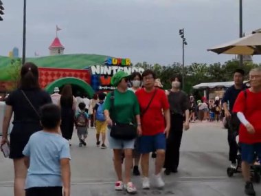 Osaka, Japonya 30 Eylül 2023. Ziyaretçiler USJ 'deki süper Nintendo alanına girip çıkıyorlar. Kalabalık. Çok fazla insan var. Çok ilginç. Mario ve Luigi. Kırmızı ve yeşil. Çocuk ve yetişkin için.