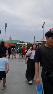 Osaka, Japonya 30 Eylül 2023. Ziyaretçiler USJ 'deki süper Nintendo alanına girip çıkıyorlar. Kalabalık. Çok fazla insan var. Çok ilginç. Mario ve Luigi. Kırmızı ve yeşil. Çocuk ve yetişkin için.