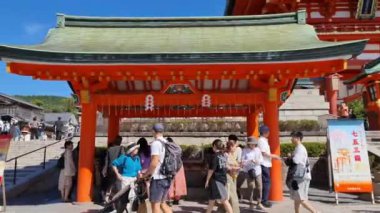 Kyoto, Japonya, Ekim 12023. Asya, Amerika ve Avrupa 'dan birçok turist, çok ünlü Torii Gates' te fotoğraf çekmek üzere Kyoto 'daki Fushimi Inari Taisha' yı ziyaret ediyor. Turistlerin en sevdiği yerlerden biri..